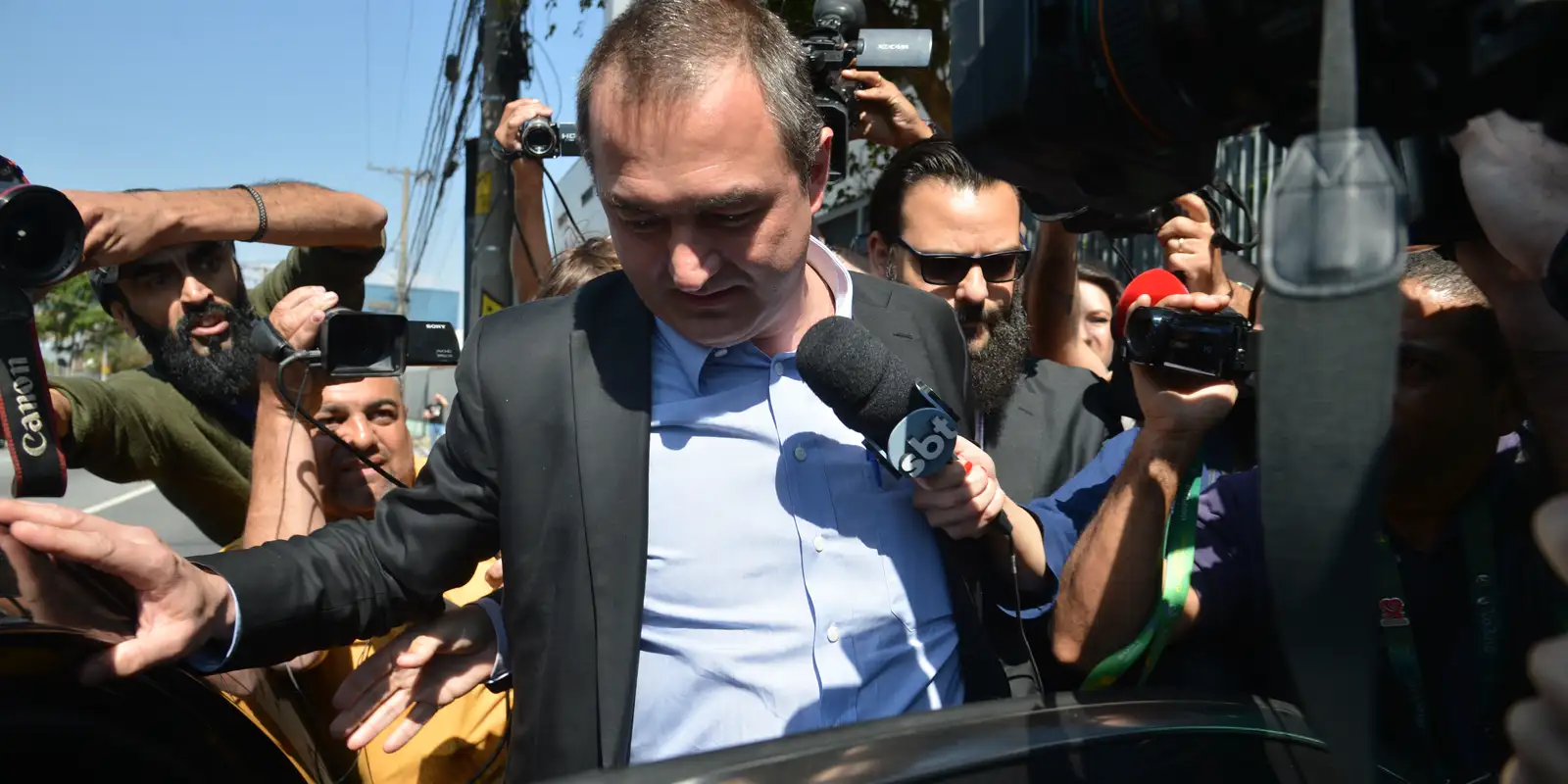 Joesley Batista cercado por jornalistas em 2017