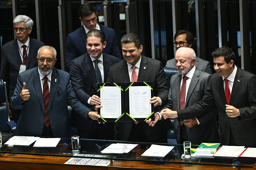 Promulgação da emenda que acabou com a escala 6x1