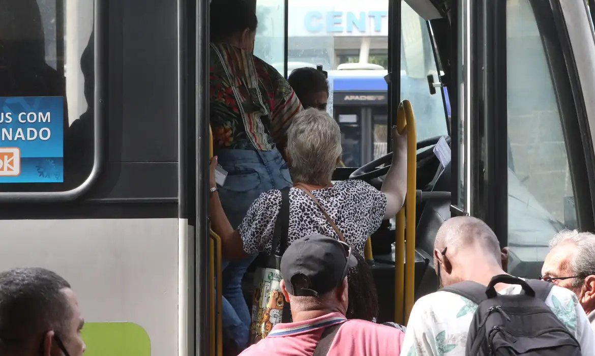 Passageiros em ônibus